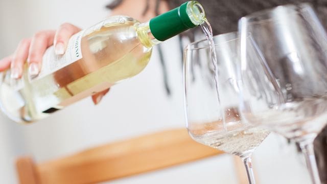 Erst nachschenken, wenn das Glas leer ist: Beim Reduzieren des Alkoholkonsums helfen auch kleine Verhaltensänderungen. Erst nachschenken, wenn das Glas leer ist: Beim Reduzieren des Alkoholkonsums helfen auch kleine Verhaltensänderungen.