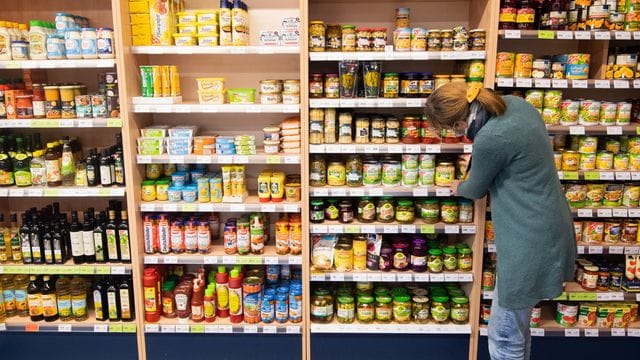 Die kleinen Geschäfte sind häufig auch ein sozialer Treffpunkt. Die kleinen Geschäfte sind häufig auch ein sozialer Treffpunkt.