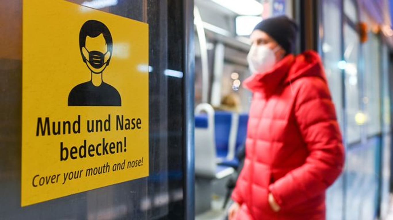 Einstieg nur noch mit OP-Maske oder noch besserem Schutz: Alltagsmasken sollen laut einem Bund-Länder-Beschluss in Bahnen und Bussen künftig bundesweit tabu sein.