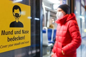 Einstieg nur noch mit OP-Maske oder noch besserem Schutz: Alltagsmasken sollen laut einem Bund-Länder-Beschluss in Bahnen und Bussen künftig bundesweit tabu sein.