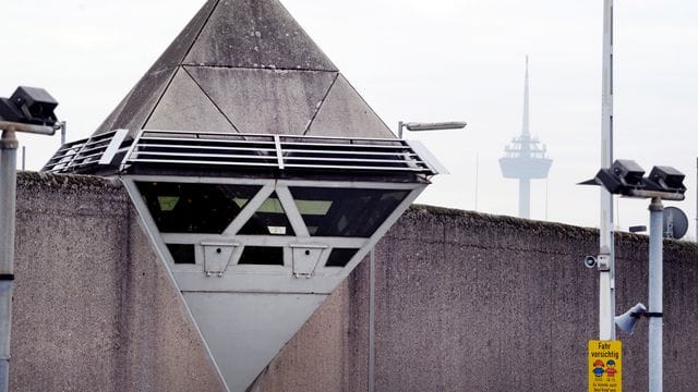 Blick auf die JVA Köln-Ossendorf (Archivbild): Dort war ein Corona-Ausbruch unter Mitarbeitern vermutet worden.