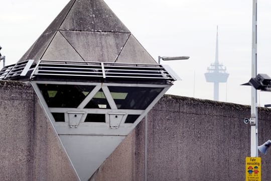 Blick auf die JVA Köln-Ossendorf (Archivbild): Dort war ein Corona-Ausbruch unter Mitarbeitern vermutet worden.