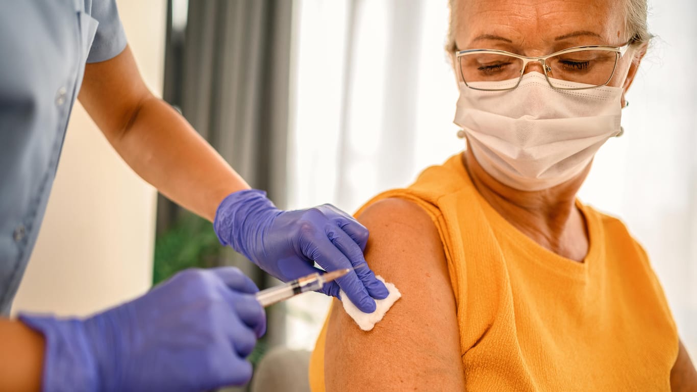 Impfung gegen Covid-19: Über die schon bekannten möglichen Nebenwirkungen werden Patienten nach Angaben der Apothekerverbände bei der Impfung aufgeklärt.