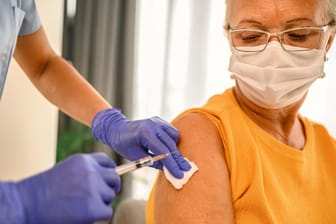 Impfung gegen Covid-19: Über die schon bekannten möglichen Nebenwirkungen werden Patienten nach Angaben der Apothekerverbände bei der Impfung aufgeklärt.