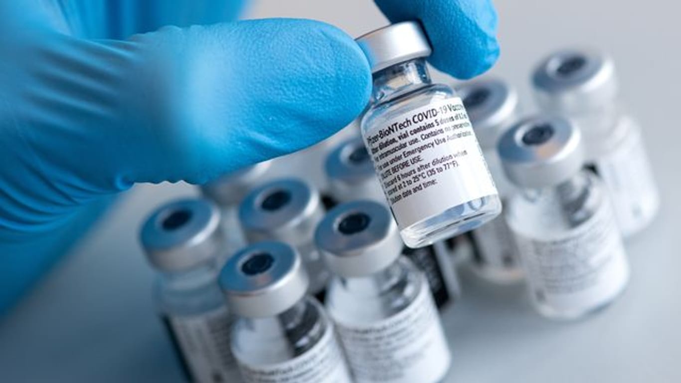 Die Impfungen gegen Covid-19 sind in Deutschland flächendeckend angelaufen - unter anderem mit dem Impfstoff der Hersteller Biontech und Pfizer.