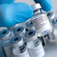 Die Impfungen gegen Covid-19 sind in Deutschland flächendeckend angelaufen - unter anderem mit dem Impfstoff der Hersteller Biontech und Pfizer.