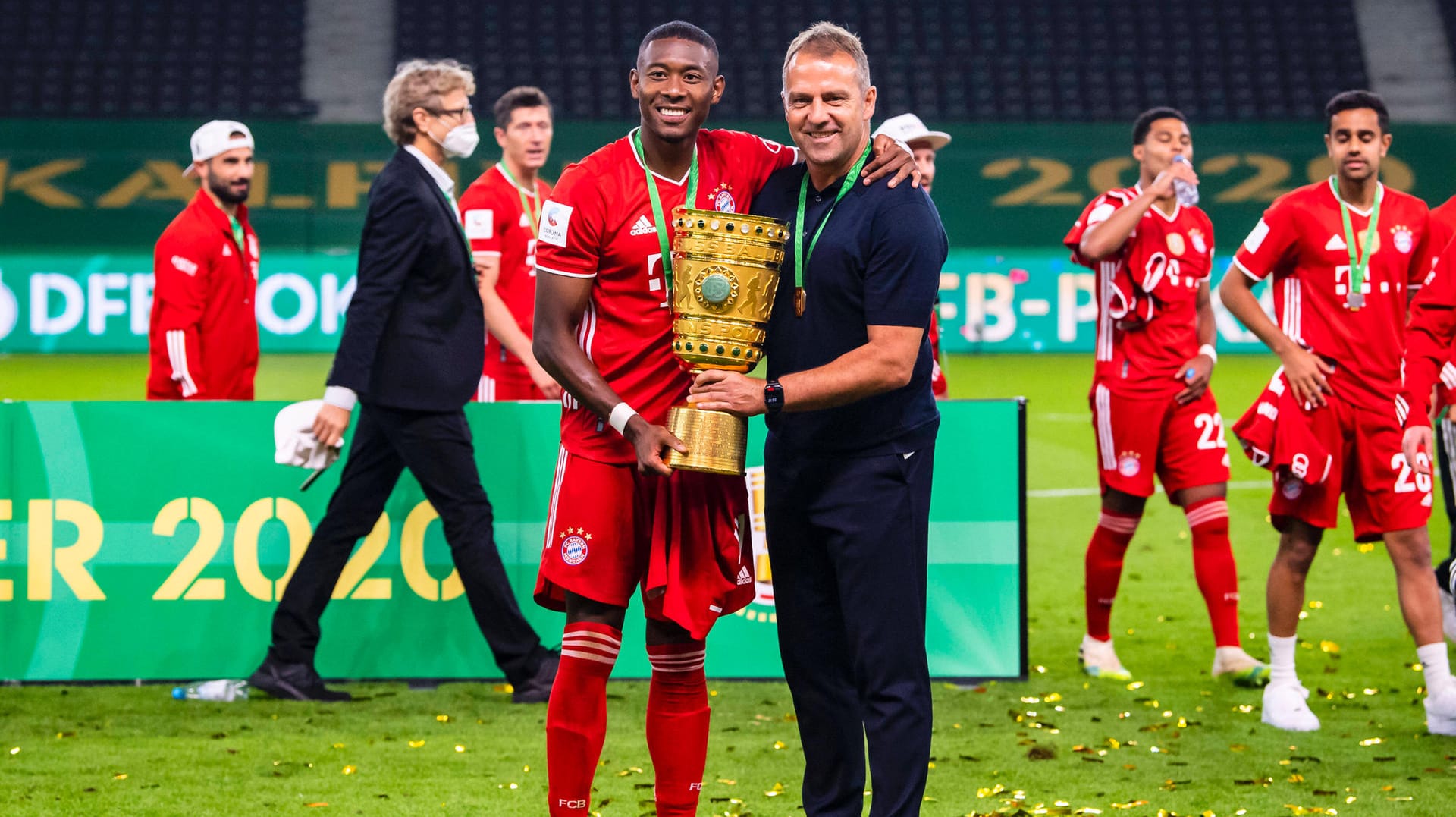 David Alaba und Hansi Flick mit dem DFB-Pokal (Archivfoto): Zusammen gewannen die beiden das Triple.