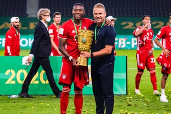 David Alaba und Hansi Flick mit dem DFB-Pokal (Archivfoto): Zusammen gewannen die beiden das Triple.