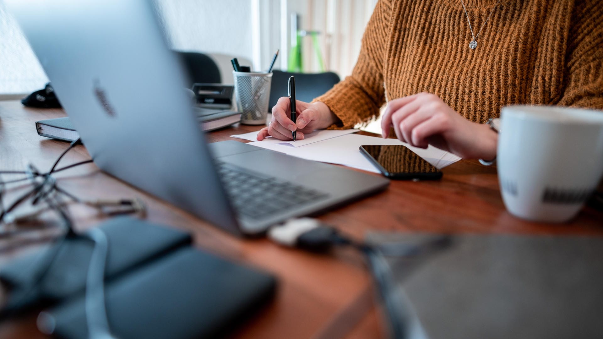 Eine Frau im Homeoffice (Archivbild): Wer seinen Laptop auch beruflich nutzt, soll die Kosten dafür besser abschreiben können.