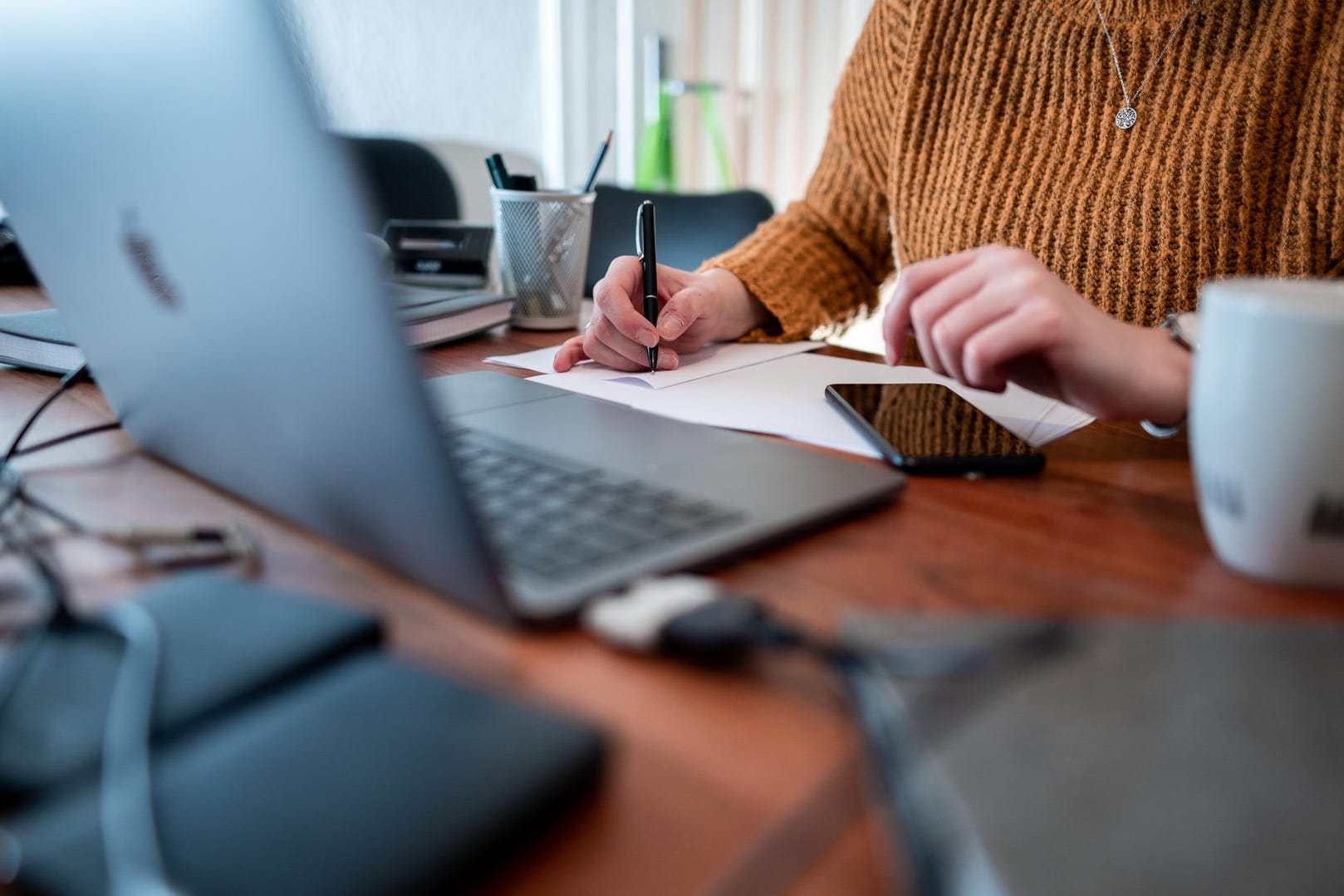 Eine Frau im Homeoffice (Archivbild): Wer seinen Laptop auch beruflich nutzt, soll die Kosten dafür besser abschreiben können.