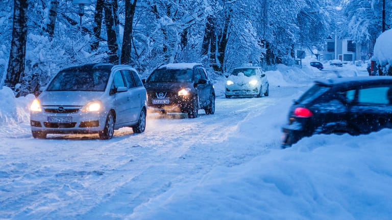 Autofahrt im Winter: Für den höheren Verbrauch gibt es gleich mehrere Gründe.