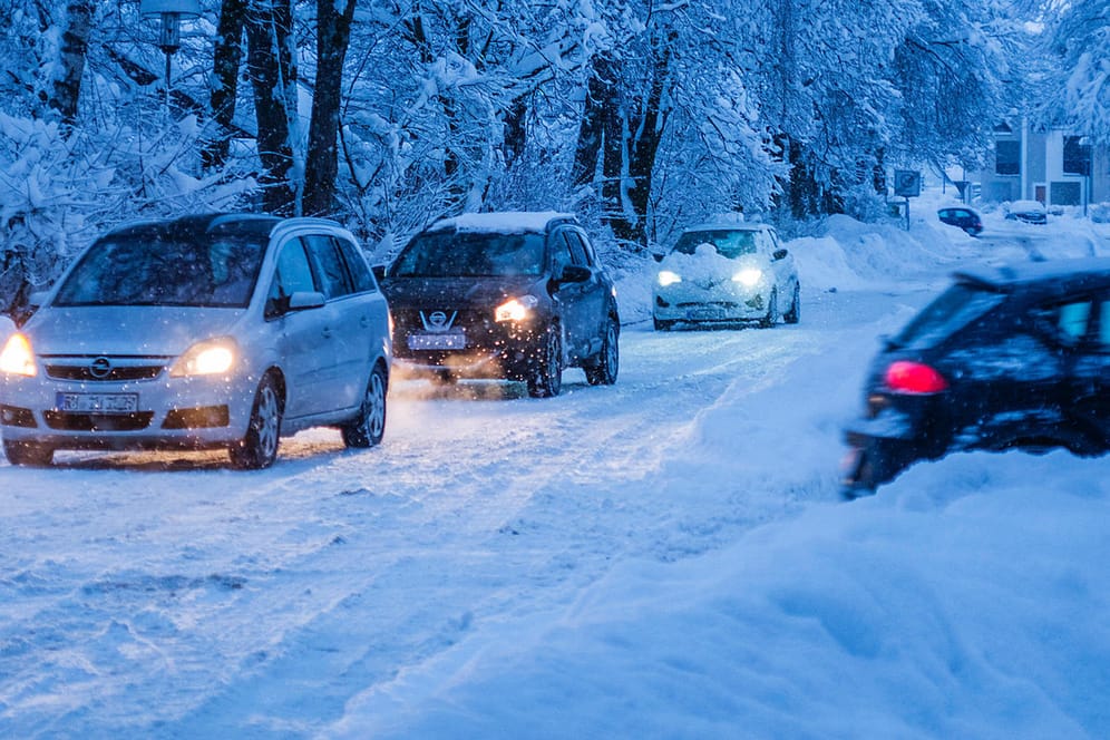 Autofahrt im Winter: Für den höheren Verbrauch gibt es gleich mehrere Gründe.
