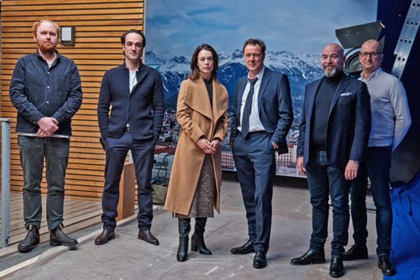 Tobias von dem Borne (Kamera, l-r), David Nawrath (Regie), Paula Beer, Sebastian Koch, Al Munteanu (Square One) und Thomas Hroch (Mona Film) beim Beginn der Dreharbeiten.