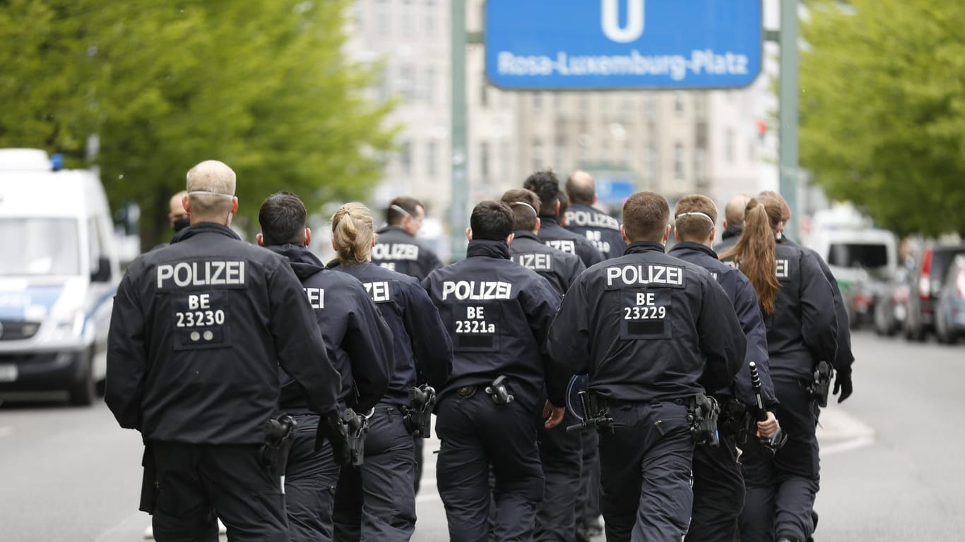 Polizisten gehen Richtung Rosa-Luxemburg-Platz: Ein 74-Jähriger hatte sich hier antisemitisch geäußert.
