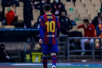 Lionel Messi vom FC Barcelona verlässt das Spielfeld, nachdem er rot gesehen hat.