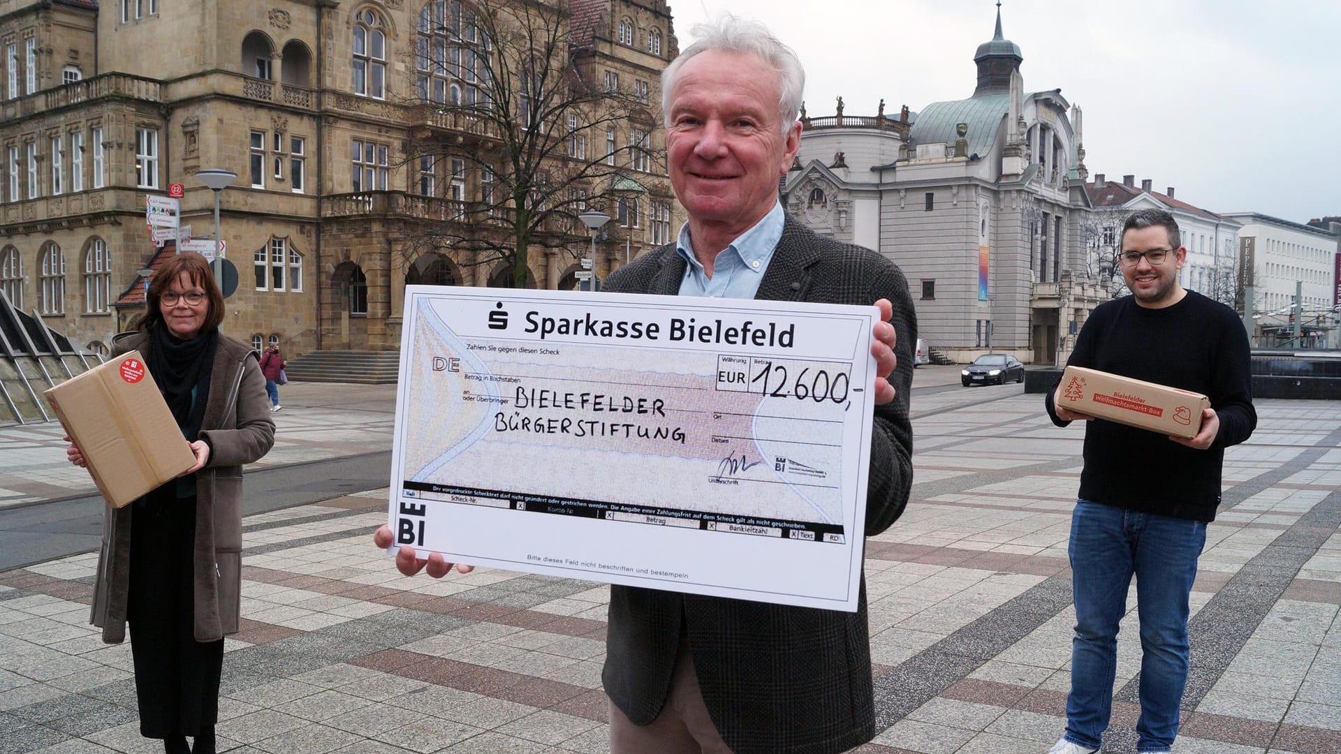 Die Projektbeteiligten bei der symbolischen Scheckübergabe: Bei der Aktion sind 12.600 Euro für die Kultur zusammengekommen.