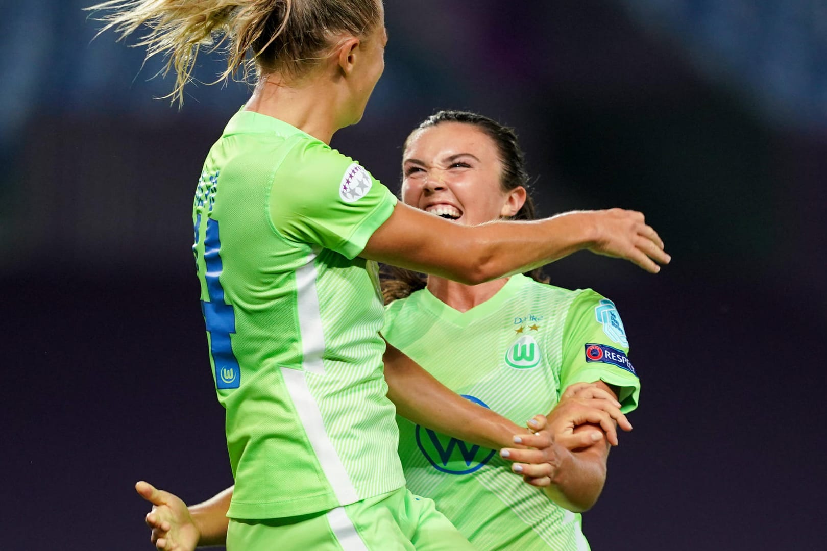 Fridolina Rolfö und Ingrid Engen fallen sich in die Arme: Die beiden VfL-Stars verlassen den Frauenfußball-Meister im Sommer.