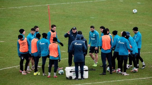 Schalke-Trainer Christian Gross (M) richtet sich beim Abschlusstraining vor dem Spiel gegen den FC Köln an die Mannschaft.