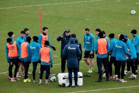 Schalke-Trainer Christian Gross (M) richtet sich beim Abschlusstraining vor dem Spiel gegen den FC Köln an die Mannschaft.