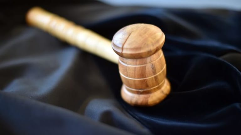 Auf einem Tisch in einem Gerichtssaal liegt ein Richterhammer aus Holz (Symbolbild): Die Klagen wurden abgewiesen.