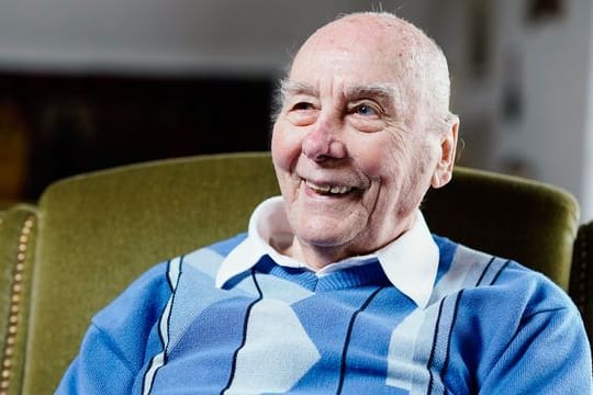 Ist nach einem schweren Sturz und Aufenthalt in der Reha-Klinik wieder dabeim: Horst Eckel.
