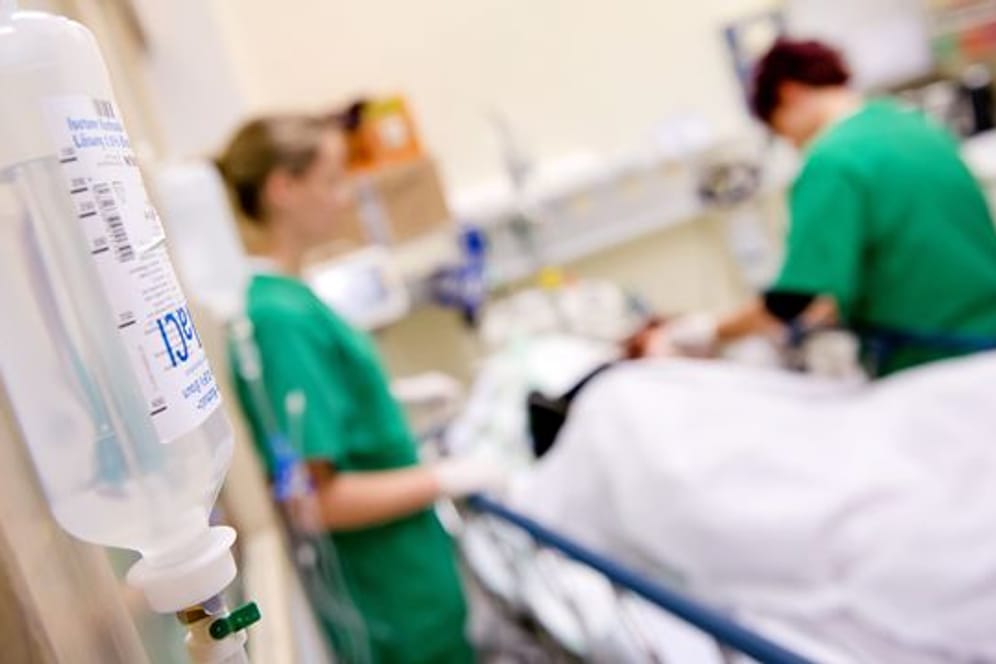 Medizinisches Personal versorgt im Krankenhaus einen Patienten (Symbolbild): In München ist ein Mann acht Jahre nach einem Radunfall gestorben.