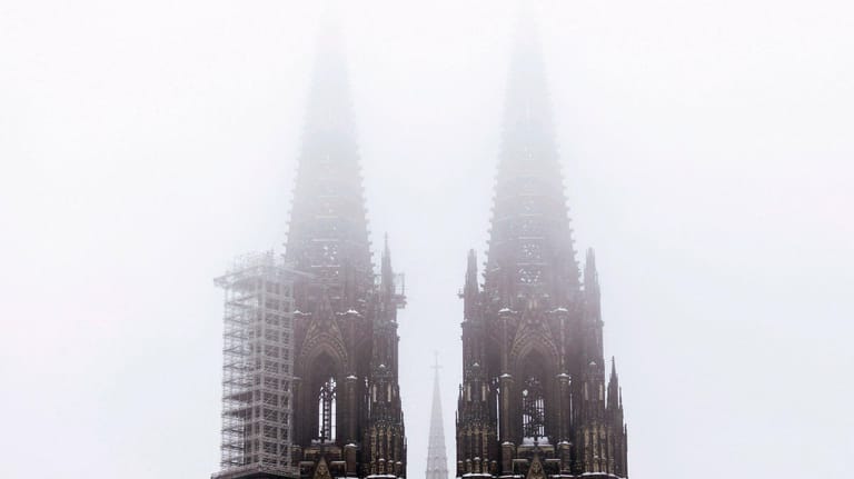 Der Kölner Dom an einem Wintertag: Das Erzbistum muss keine Rechenschaft darüber ablegen, in was es Gelder aus der Kirchensteuer investiert.