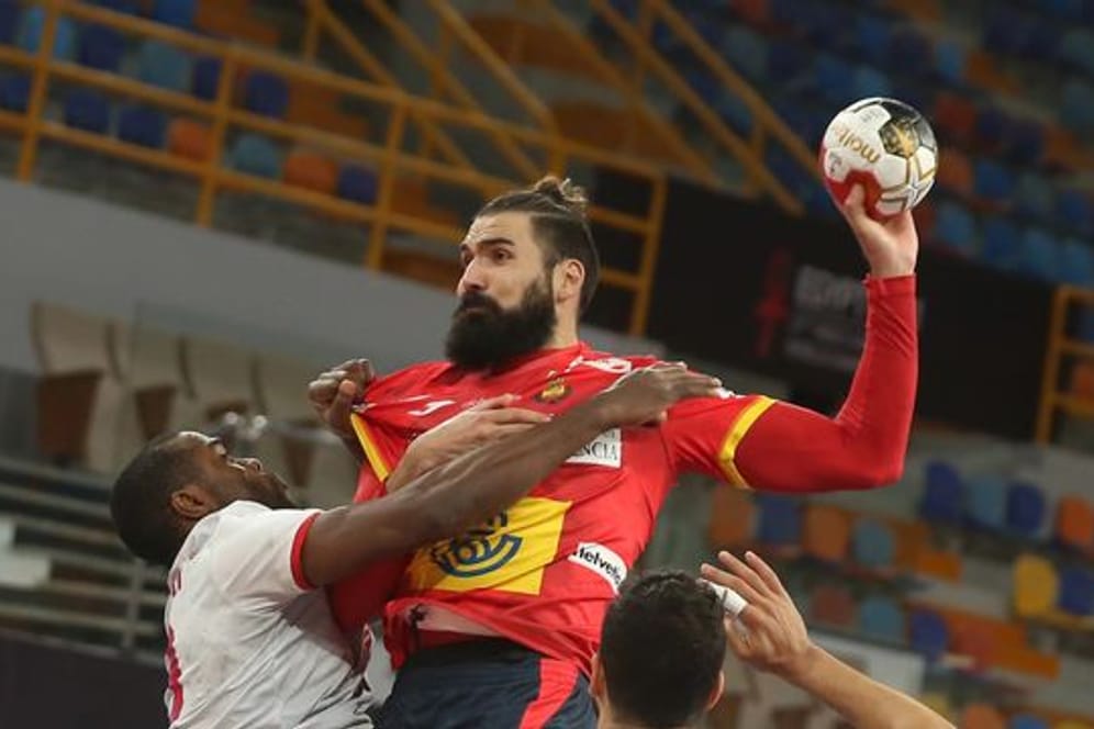 Die Spanier gewannen ihr abschließenden Vorrundenspiel: Jorge Maqueda Peno (M) steigt zum Wurf aufs tunesische Tor hoch.