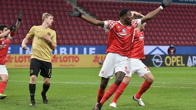 Jean-Philippe Mateta gestikuliert