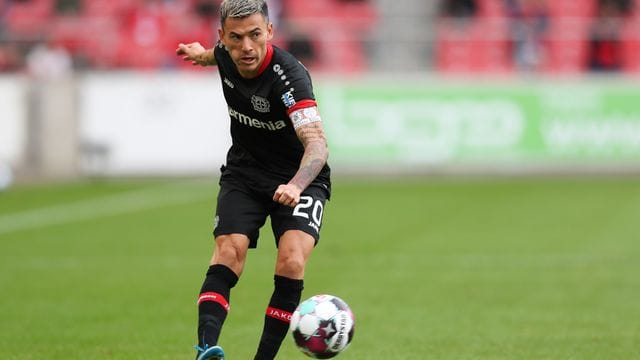 Leverkusen beginnt gegen den BVB überraschend mit Kapitän Charles Aranguiz. Leverkusen beginnt gegen den BVB überraschend mit Kapitän Charles Aranguiz.