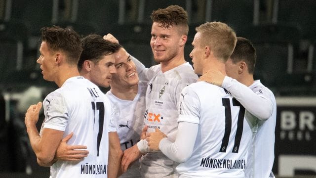 Nico Elvedi (M) traf für die Gladbacher zum 1:0.
