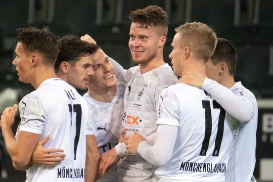 Nico Elvedi (M) traf für die Gladbacher zum 1:0.