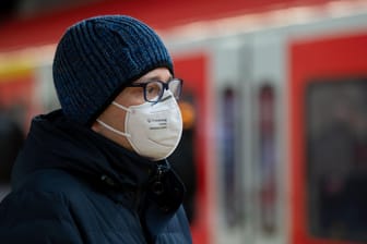 Ein Mann mit Schutzmaske: Im öffentlichen Nahverkehr und im Handel werden medizinische Masken verpflichtend.