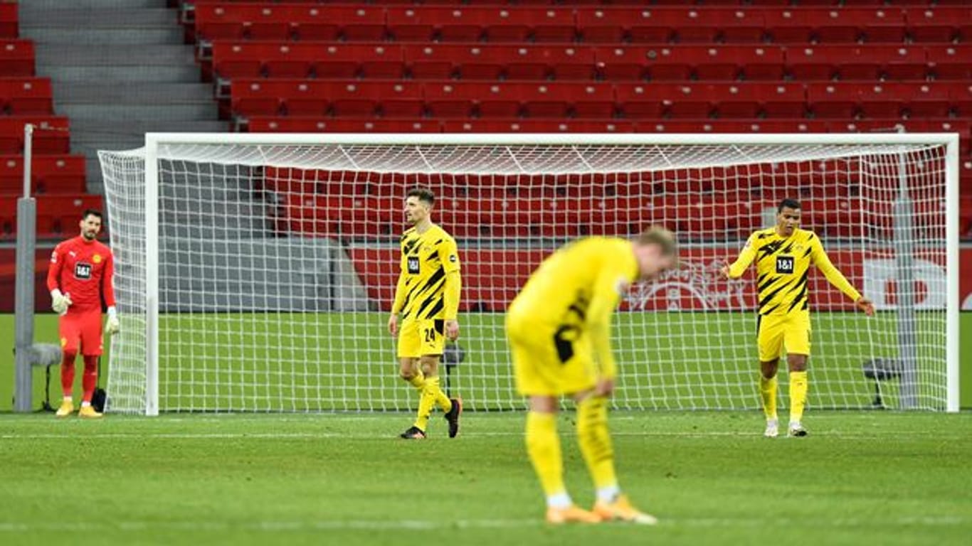 Die Dortmunder sind nach der Niederlage in Leverkusen enttäuscht.