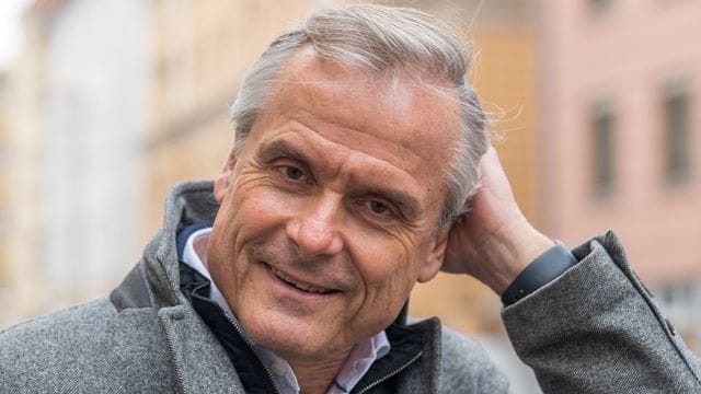 Axel Hacke wird auf der Bühne zum großen Entertainer.