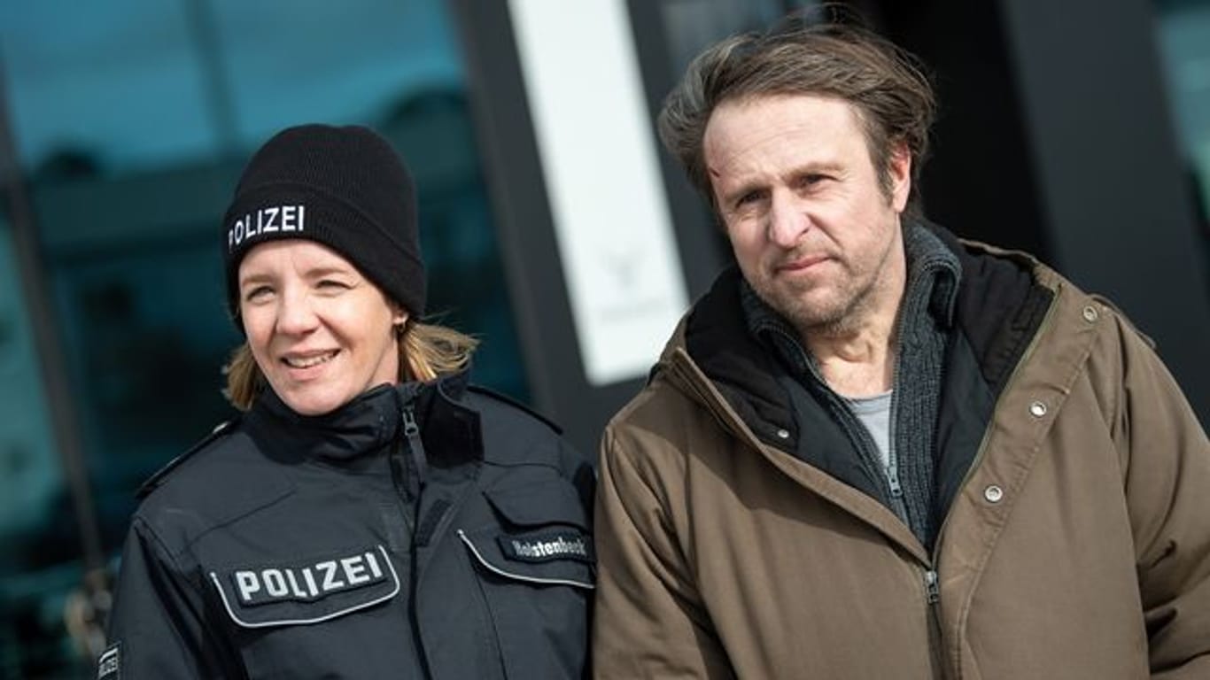 Die Schauspieler Katrin Wichmann und Bjarne Mädel am Set des NDR-Fernsehfilms "Sörensen hat Angst".