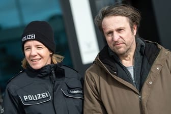 Die Schauspieler Katrin Wichmann und Bjarne Mädel am Set des NDR-Fernsehfilms "Sörensen hat Angst".
