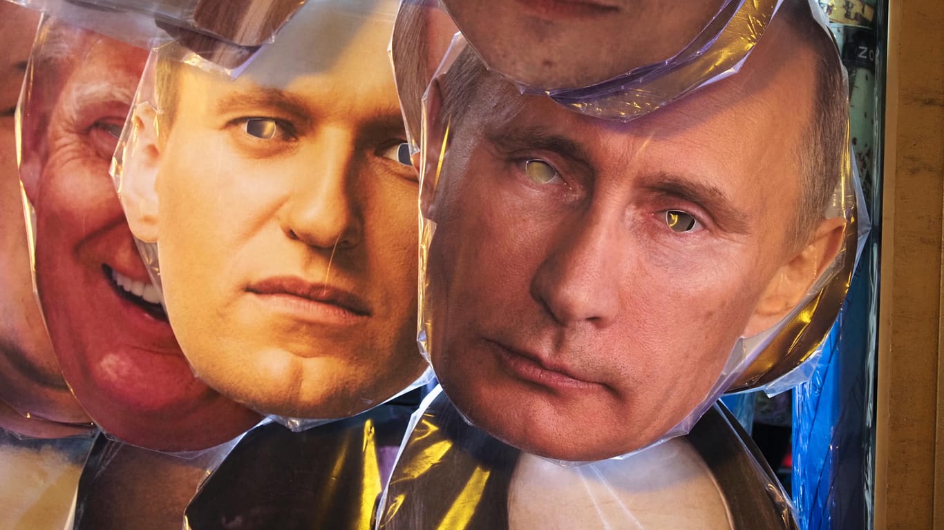 Nawalny und Putin-Masken: Der Oppositionspolitiker Alexej Nawalny sorgt mit einer neuen Recherche für Aufsehen.