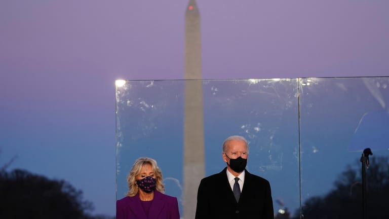 Joe und Jill Biden in Washington:Die USA haben Hunderttausende Todesopfer in der Corona-Pandemie zu beklagen.Coronavirus - USA