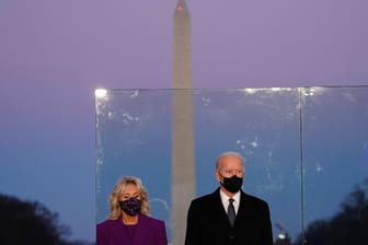 Joe und Jill Biden in Washington:Die USA haben Hunderttausende Todesopfer in der Corona-Pandemie zu beklagen.Coronavirus - USA