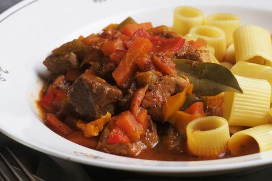 Hausmannskost mit Charme: Grundlage eines guten Schweine-Gulasch ist ein kräftiger Fond.