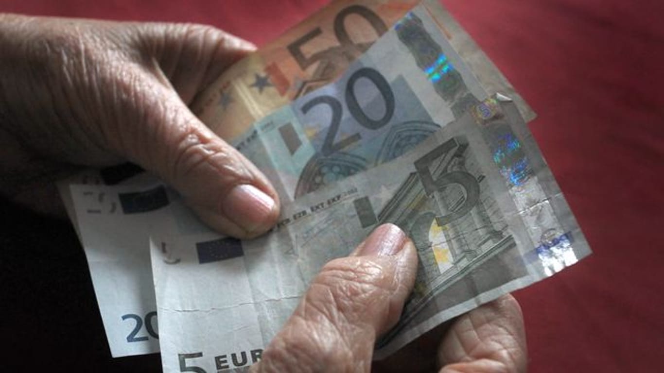 Geldscheine in der Hand (Symbolbild): Der steuerfreie Anteil der Rente richtet sich nach dem Jahr des Renteneintritts.