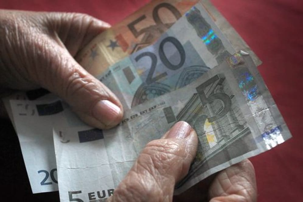Geldscheine in der Hand (Symbolbild): Der steuerfreie Anteil der Rente richtet sich nach dem Jahr des Renteneintritts.