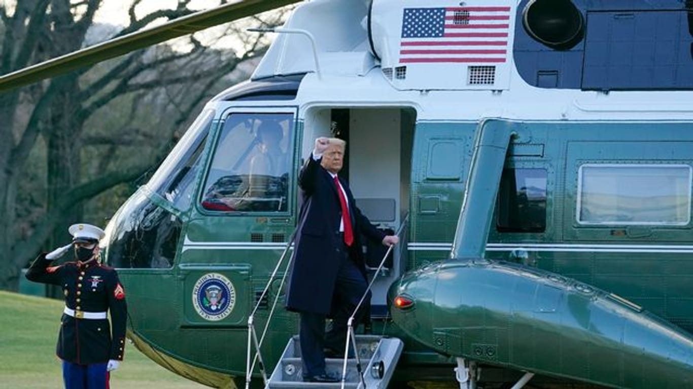Am Morgen von Joe Bidens Amtseinführung verlässt Noch-Präsident Donald Trump das Weiße Haus und reckt bei seinem Einstieg in die Marine One die Faust.