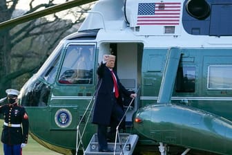 Am Morgen von Joe Bidens Amtseinführung verlässt Noch-Präsident Donald Trump das Weiße Haus und reckt bei seinem Einstieg in die Marine One die Faust.
