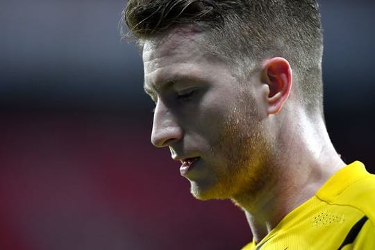 Hat mit seinem Team das Verfolgerduell verloren: Dortmunds Marco Reus geht enttäuscht vom Platz.