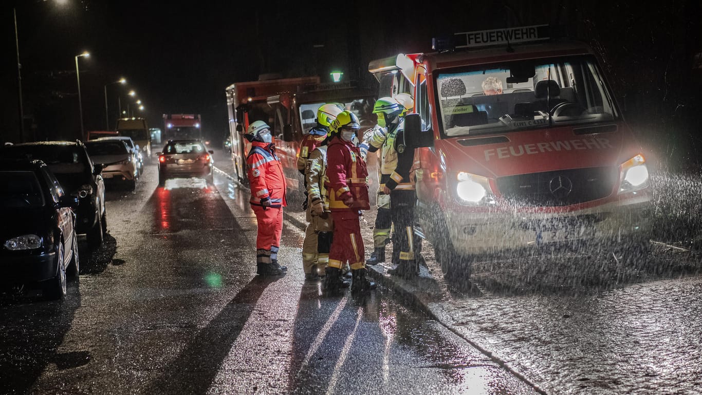 Einsatzfahrzeuge der Feuerwehr stehen in Kladow unweit eines Pflegeheimes: Bei einem Feuer im Heim wurden mehrere Personen verletzt, eine weitere Person verstarb.
