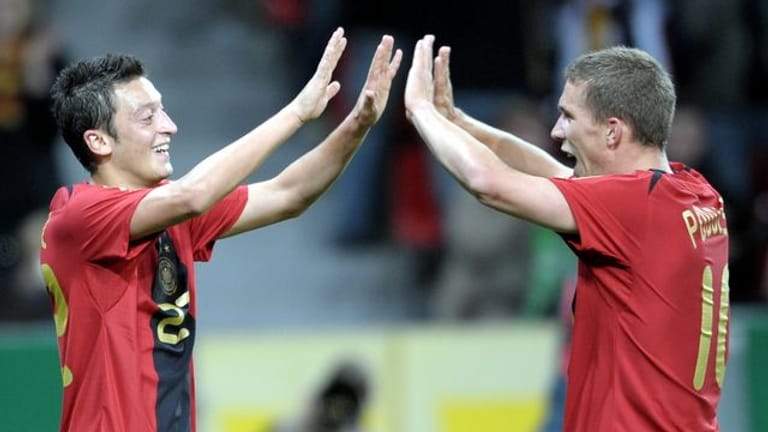Sehen sich in der in der türkischen Süper Lig wieder: Mesut Özil (l) und Lukas Podolski.