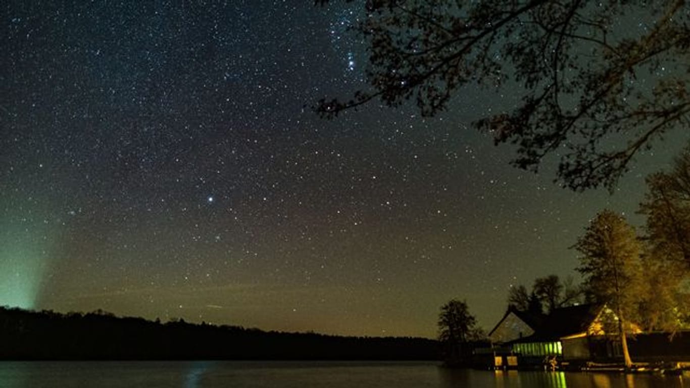 Blick auf einen kleinen Teil der Milchstraße am nächtlichen Sternenhimmel über dem Schwarzen See im Landkreis Märkisch-Oderland.