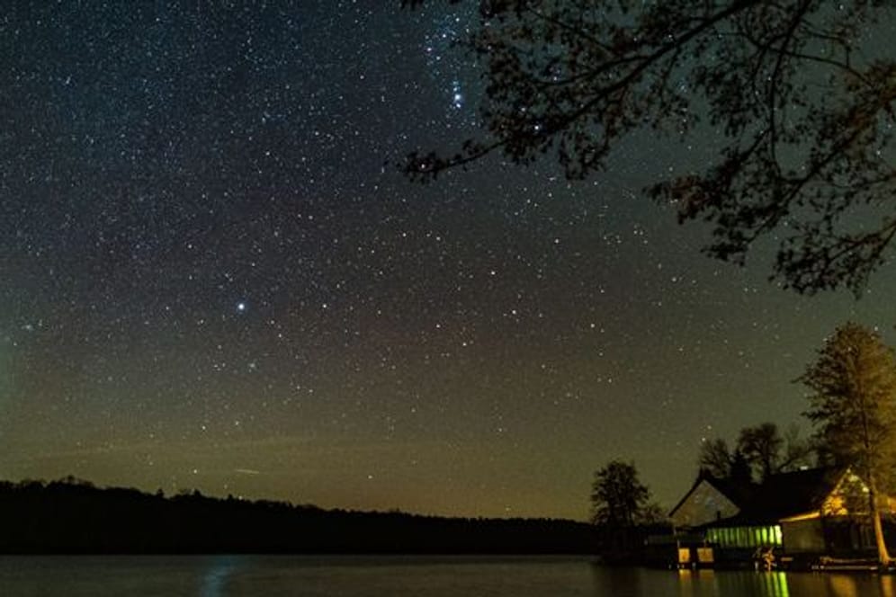 Blick auf einen kleinen Teil der Milchstraße am nächtlichen Sternenhimmel über dem Schwarzen See im Landkreis Märkisch-Oderland.